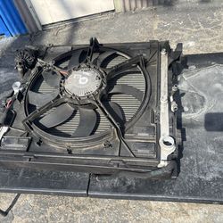 2014-2018 BMW X6 4.4L RADIATOR CONDENSER COOLING FAN ASSEMBLY OEM.