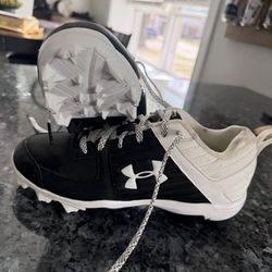 Like NEW Kids/Youth Athletic Baseball/Softball Spikes UA size 5.5Y cleats $35