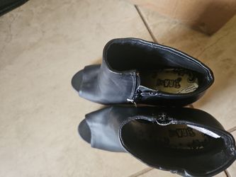 Black heels wih size zip