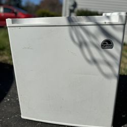 Igloo Refrigerator/Freezer, Mini Fridge