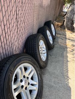 Toyota Wheels  with Kumho  Tires 95% health– Set of 4