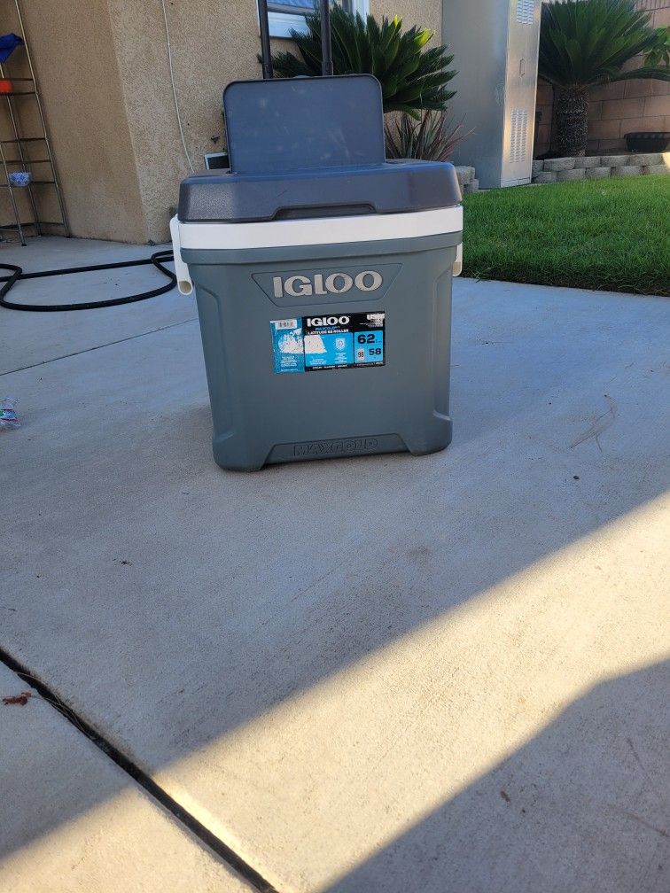 IGLOO 62 Qt Rolling Cooler