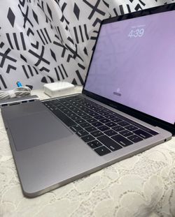 (URGENT TO SELL) Apple 2019 MacBook Pro 13 Laptop Intel Core i5 1.4GHz 8GB RAM 256GB SSD Space Gray