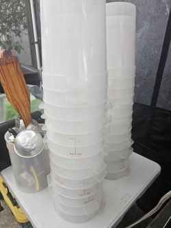 Cambro Round Plastic Food Storage Containers with Lids