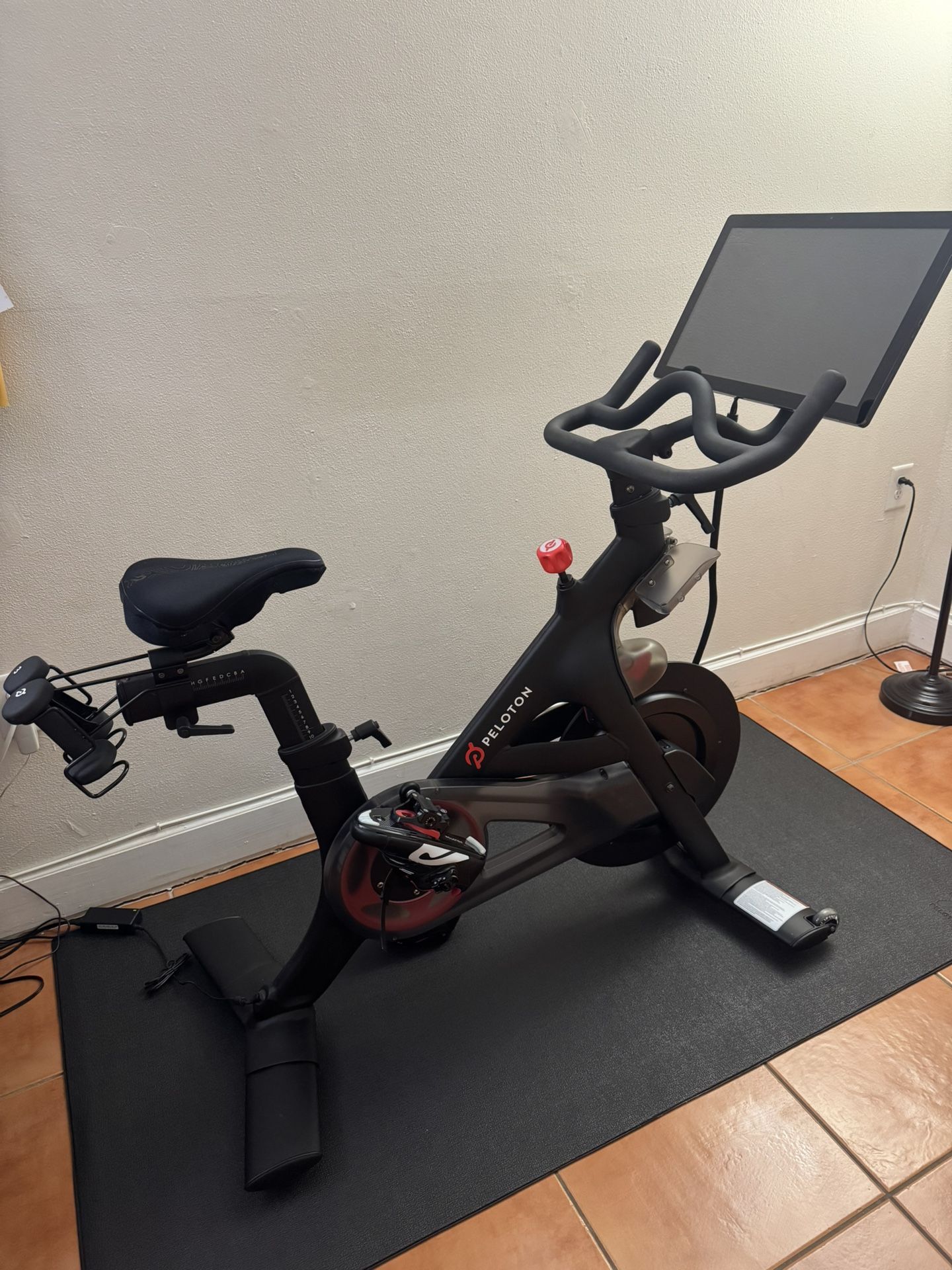 PELOTON BIKE
