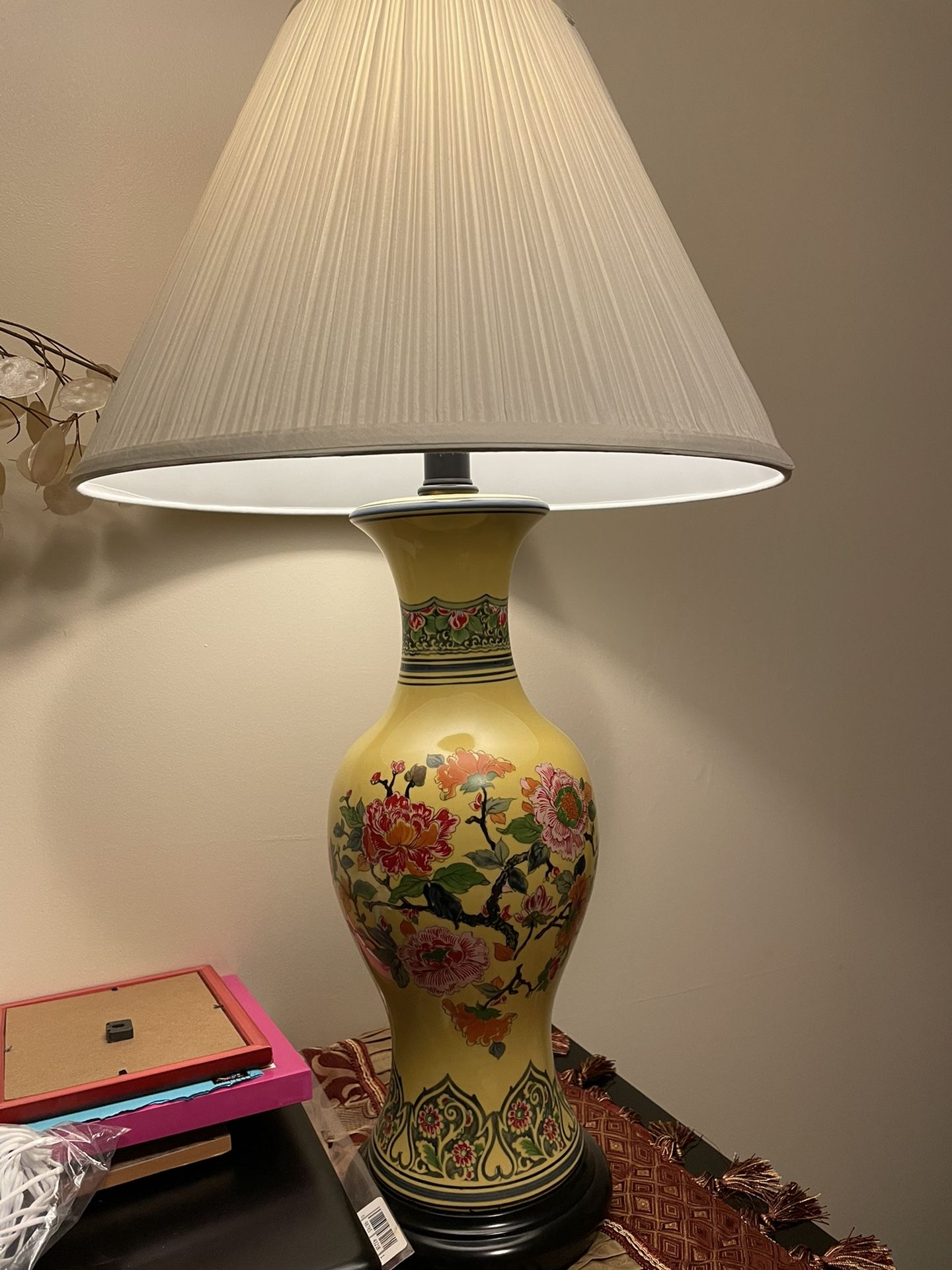 Chinese Hand Painted Porcelain Table Lamp