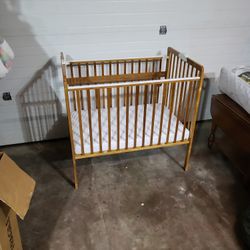 Wooden Fold Up Crib/ Bassinet 