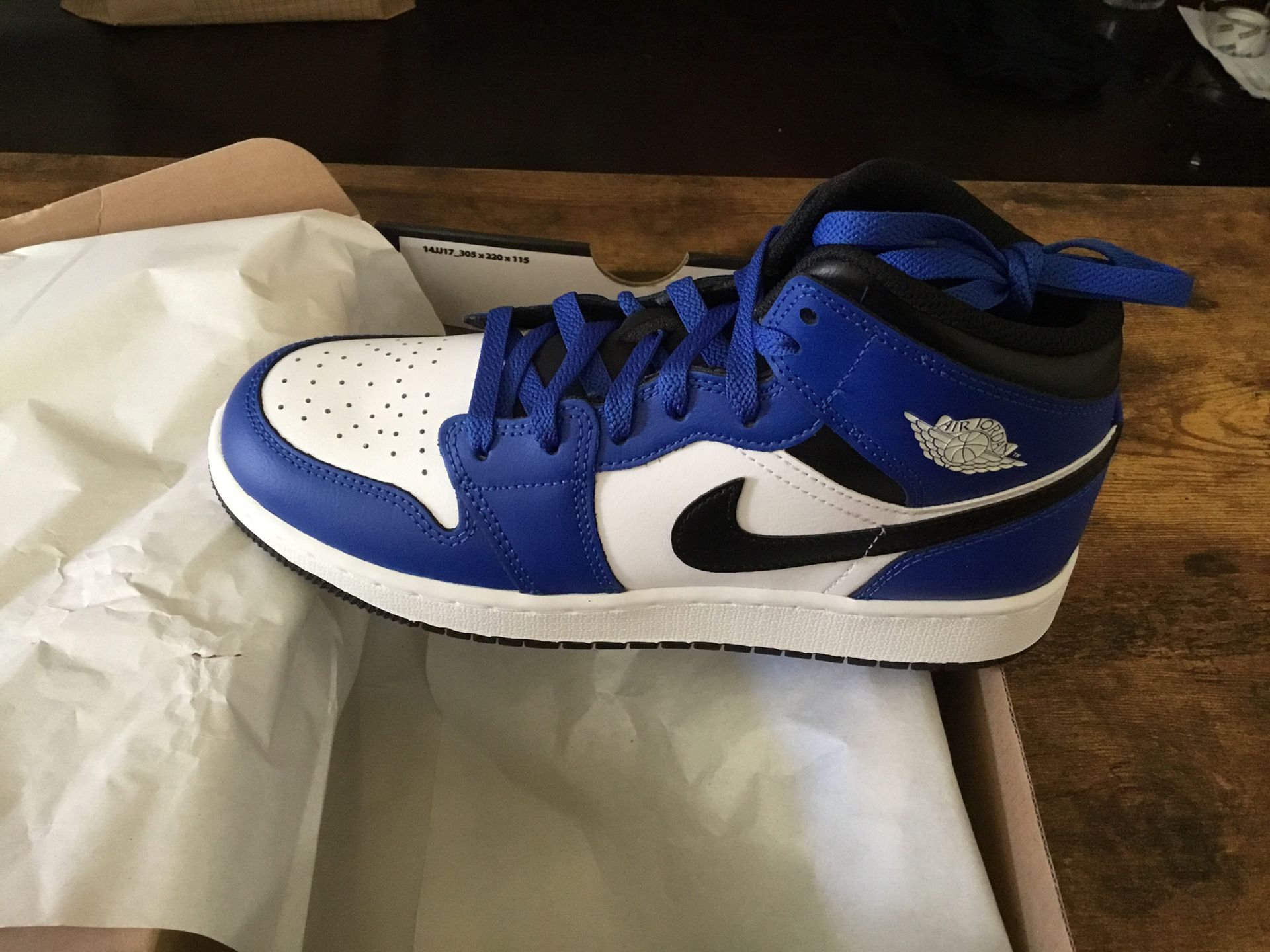 New Kid’s Air Jordan 1 Mid size 7Y/8.5W