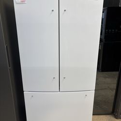 New Frigidaire 30” 18 cu ft French Door Refrigerator