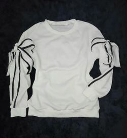 ✅️ White Oversized Bow Detail Sweatshirt• Size S• New Condition• $20firm