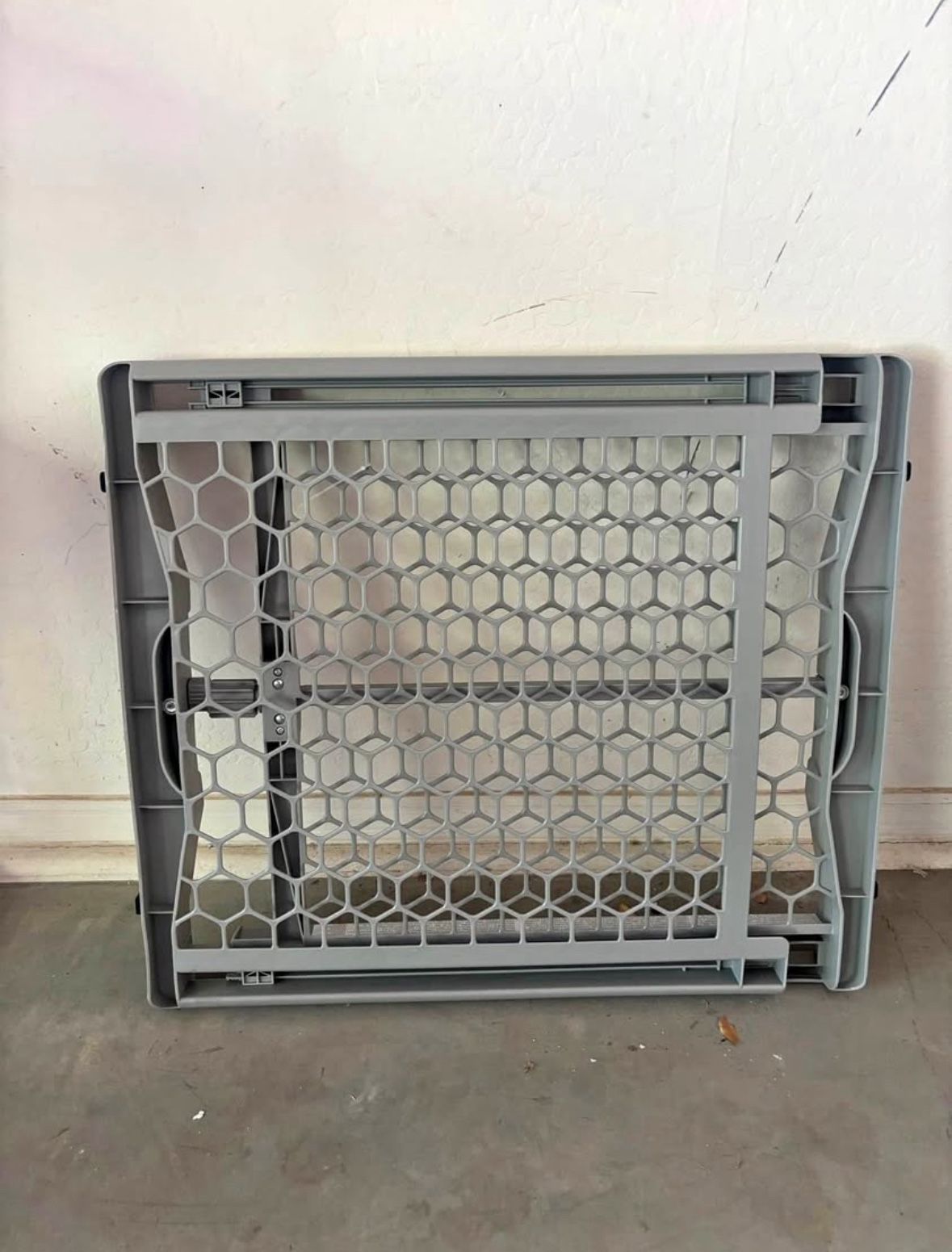 Expandable Pet Gate / Baby Gate - Fits Openings 28” - 42”