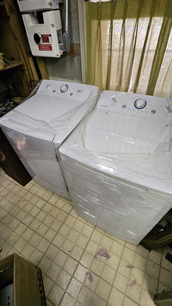 Washer / Dryer (Like New)