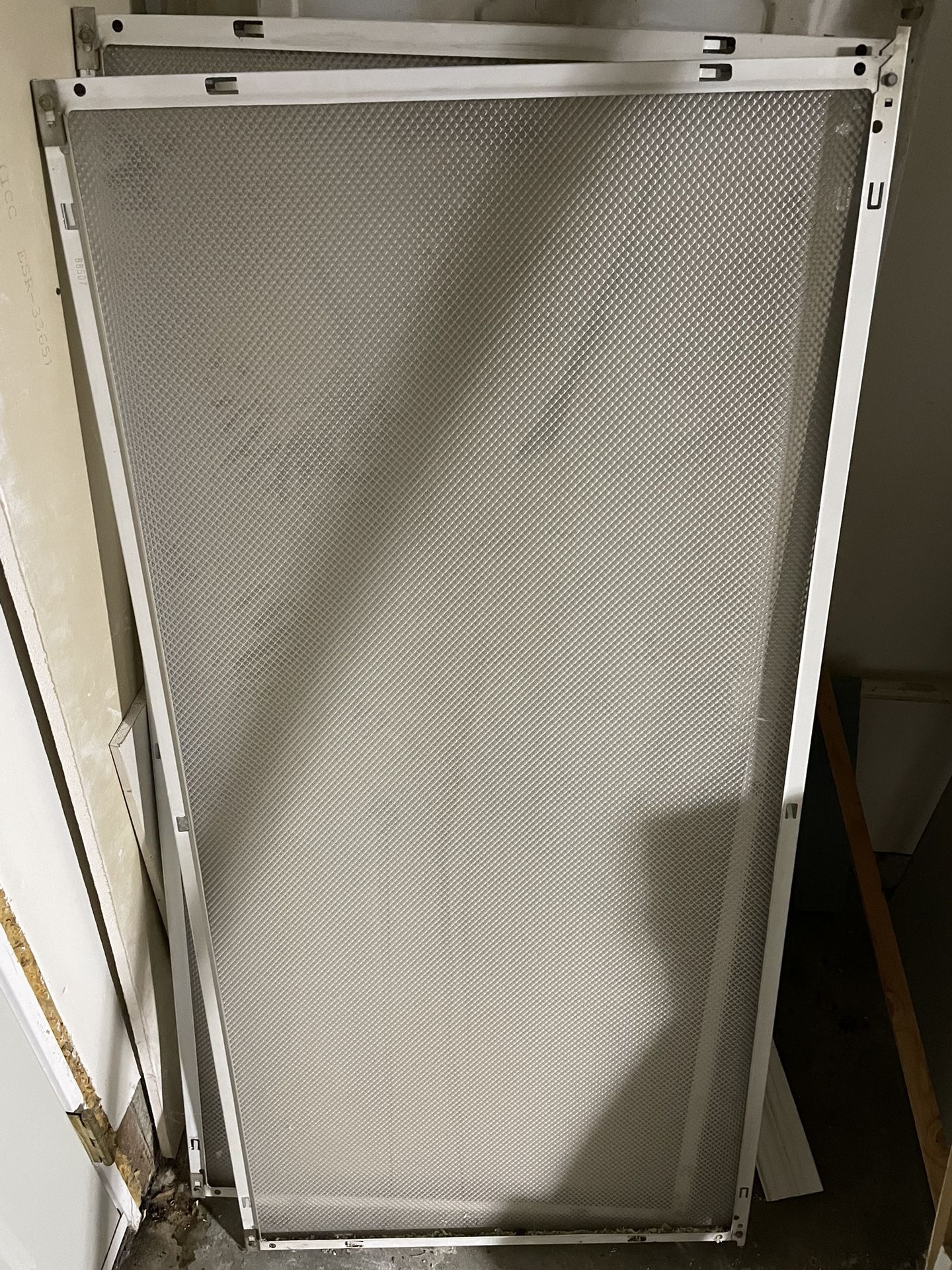 Free fluorescent ceiling light fixture