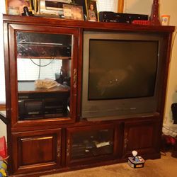 Oak Entertainmentcenter With Tv 