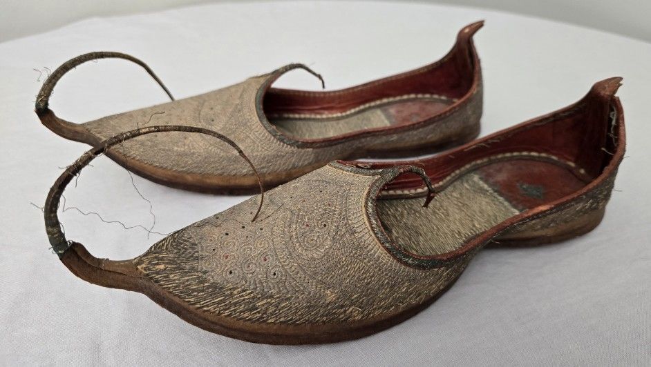 Antique Leather Mughal Raj Ottoman Moorish Shoes Gold Embroidered W/Fabric Jems