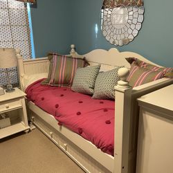 Fabulous 8-piece teen bedroom furniture set