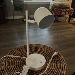 Adjustable desk lamp