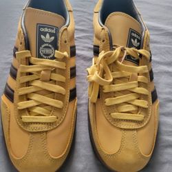 NEW ADIDAS GAZELLE  8.5.  GUM BOTTOM  
11525 S HALSTED DUNKIN DONUTS 
50$  CASH ONLY 