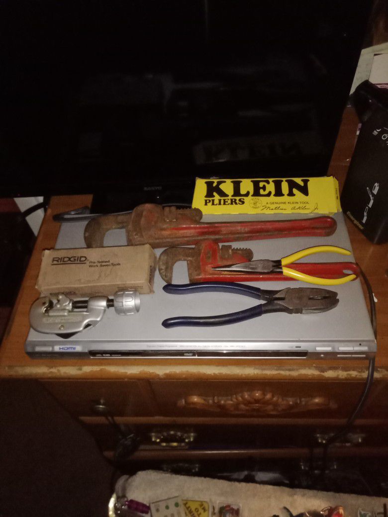 2 Pipe Wrenches 10 14 Inch 2 Pairs Of Klein's One Ridge Pipe Cutter.