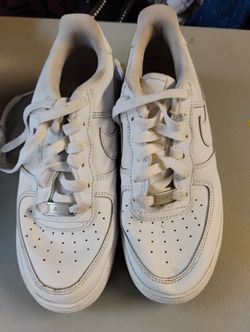 Nike Air Force, Boys Size 5.5 Y , O B O .