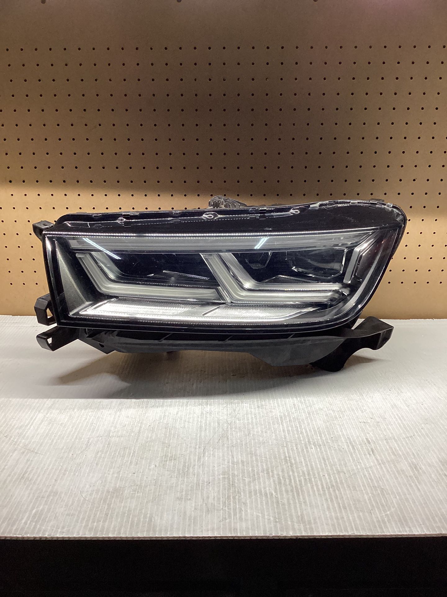 2018 - 2020 AUDI Q5 SQ5 DRIVER SIDE HEADLIGHT OEM