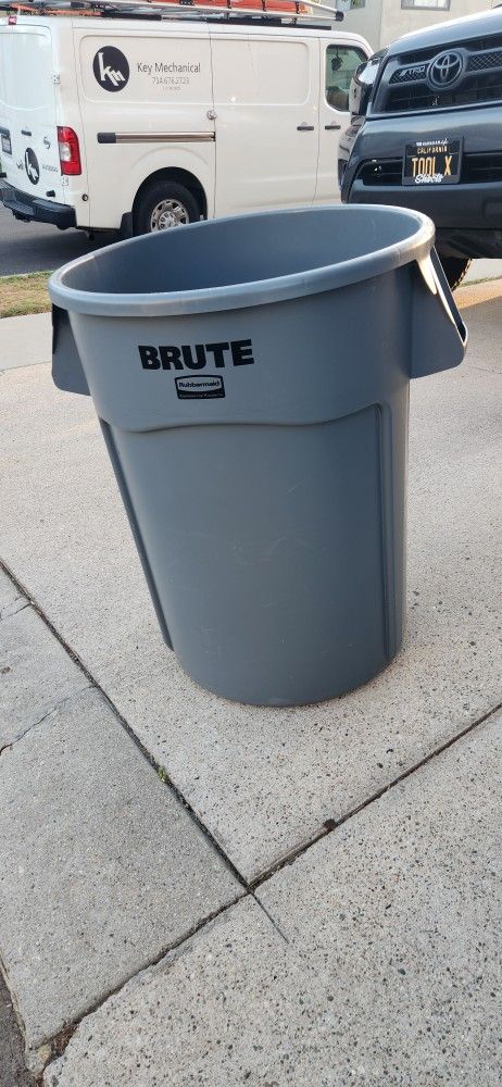 Brute 44 Gal. Trash Can