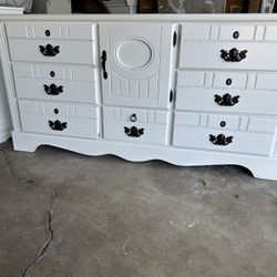 Dresser And Naitstand 