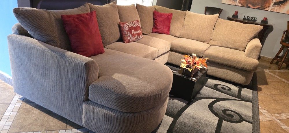 Beautiful Tan U Shape Sectional Sofa Super Nice And Comfortable Perfect To Nap And Rest Pet And Smoke Free/ Bonito Sofa Sectional Estilo U No Mascota