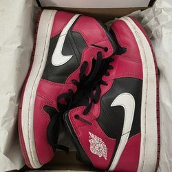 Jordan 1 Mid Red/black Size 9m