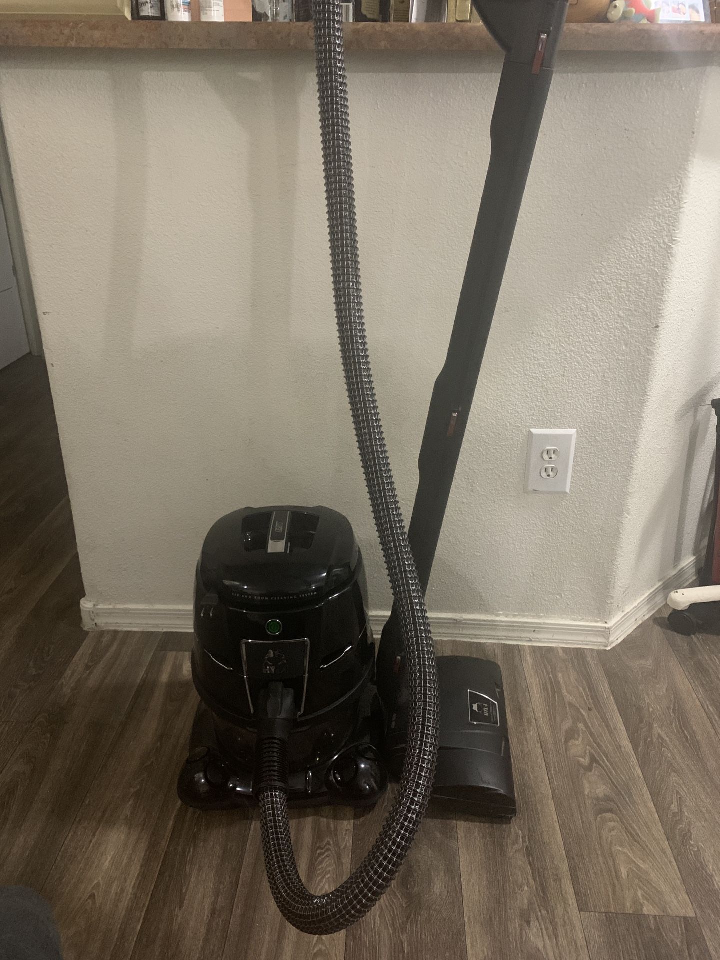 Hyla EST Air Purifier And Room Cleaning System