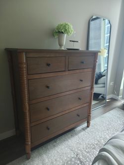 Solid Wood Spindle 5-Drawer Dresser – Great Condition