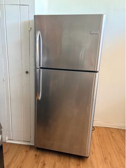 Frigidaire Stainless Steel Refrigerator – Top Freezer – Works Great