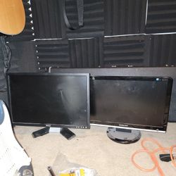 2 Moniters (One Dell One Samsung( 