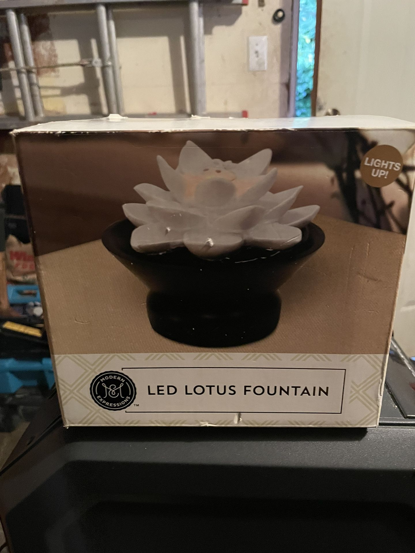 Beautiful LED Lutis Flower Fountain Light