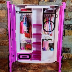 5 -Mix - Lot Of Mattel Barbie Dolls • Included : Purple Barbie Wardrobe Closet • Clothes Visible Inside Of Closet Are PRINTS . 

X-File 