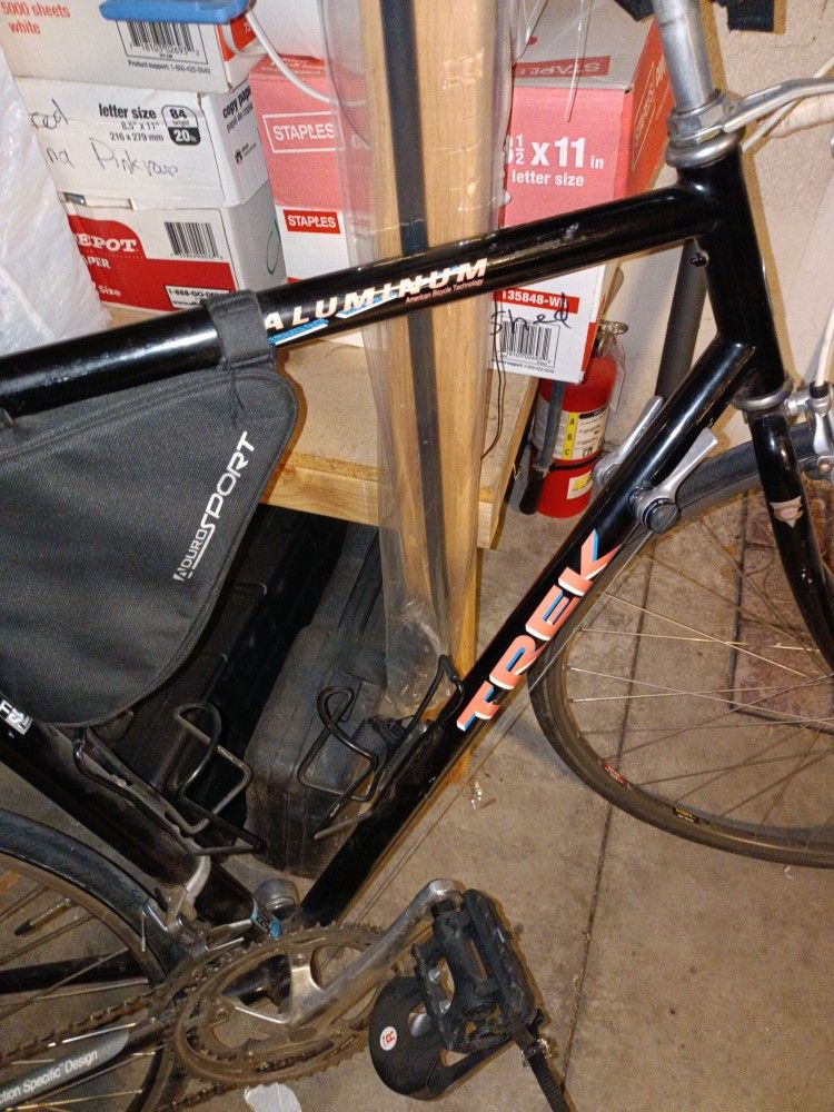 Trek 1000 Road bike 58cm sz Frame aluminum with removable wheels
Condition is used
Designed for CR MO tubing
Tires and tubes may need replacements
TR