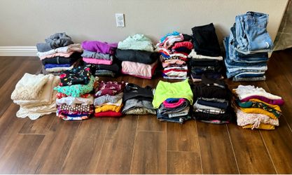Women clothes in very good conditions .