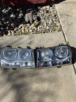 2006 Chrysler 300 Headlights