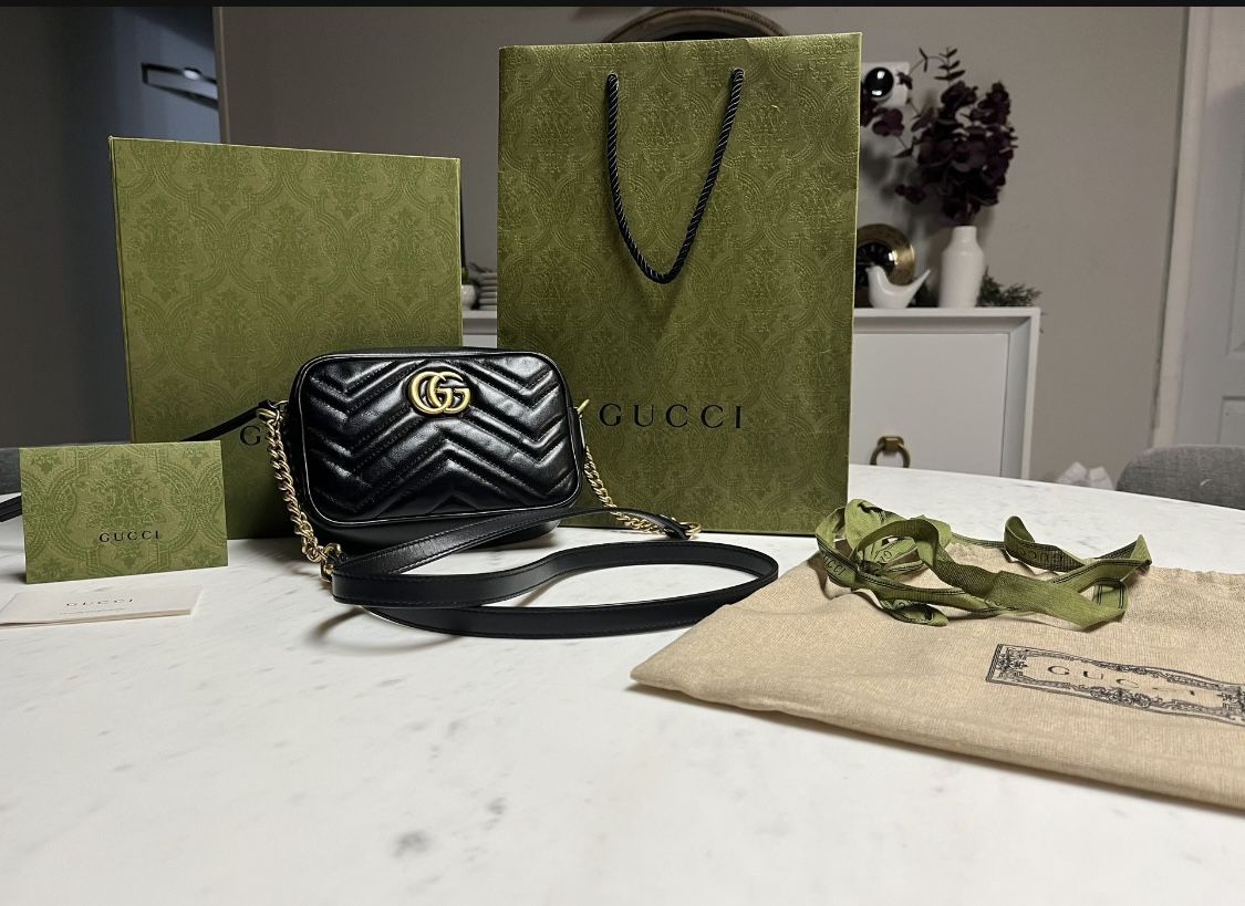 Guccis Marmont Matelasse Mini Crossbody Bago