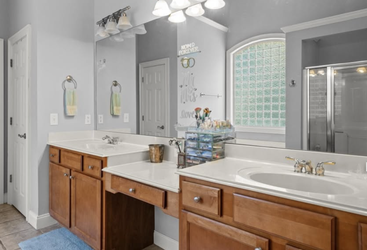 Bathroom hardware set