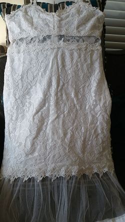 Vestido blanco de corte sinera y encaje