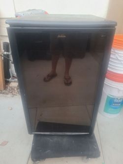 Beverage refrigerator