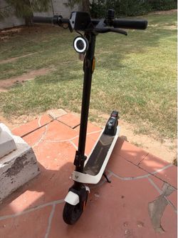 NIU KQi2 Pro Electric Scooter 300W Power 25 Miles Long Range Max Speed 17.4MPH Portable Foldable Commuting