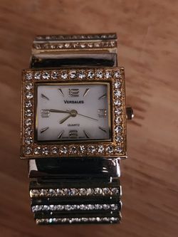 Versales Quartz Bangle Watch