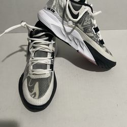 Nike Kyrie 8 Black & White Sneakers Size 8  Tried on never worn