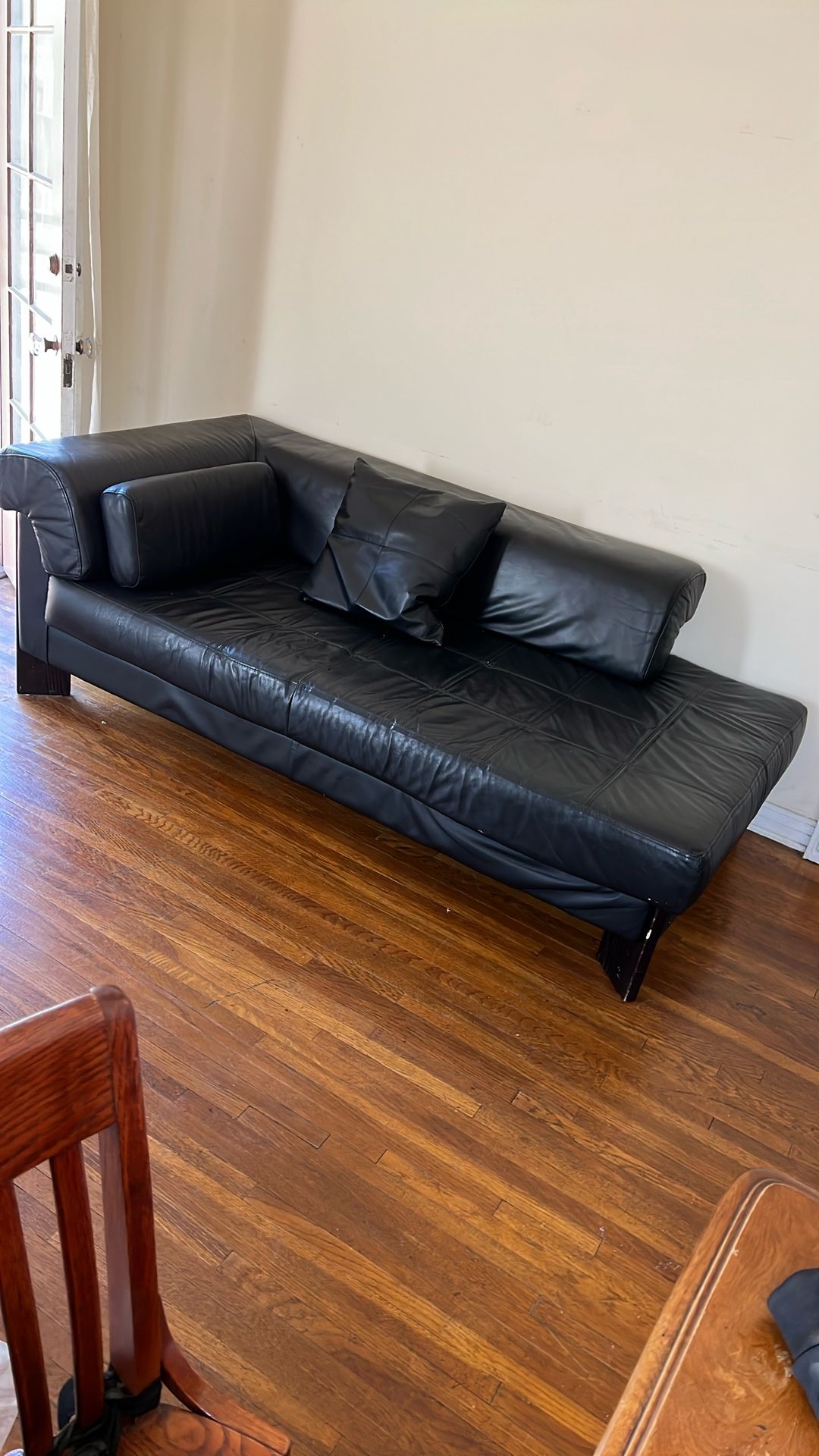 Leather Sofa With Pillowcases
