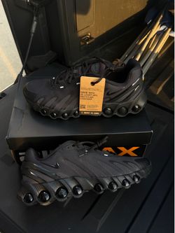 NIKE DN8 SIZE 10