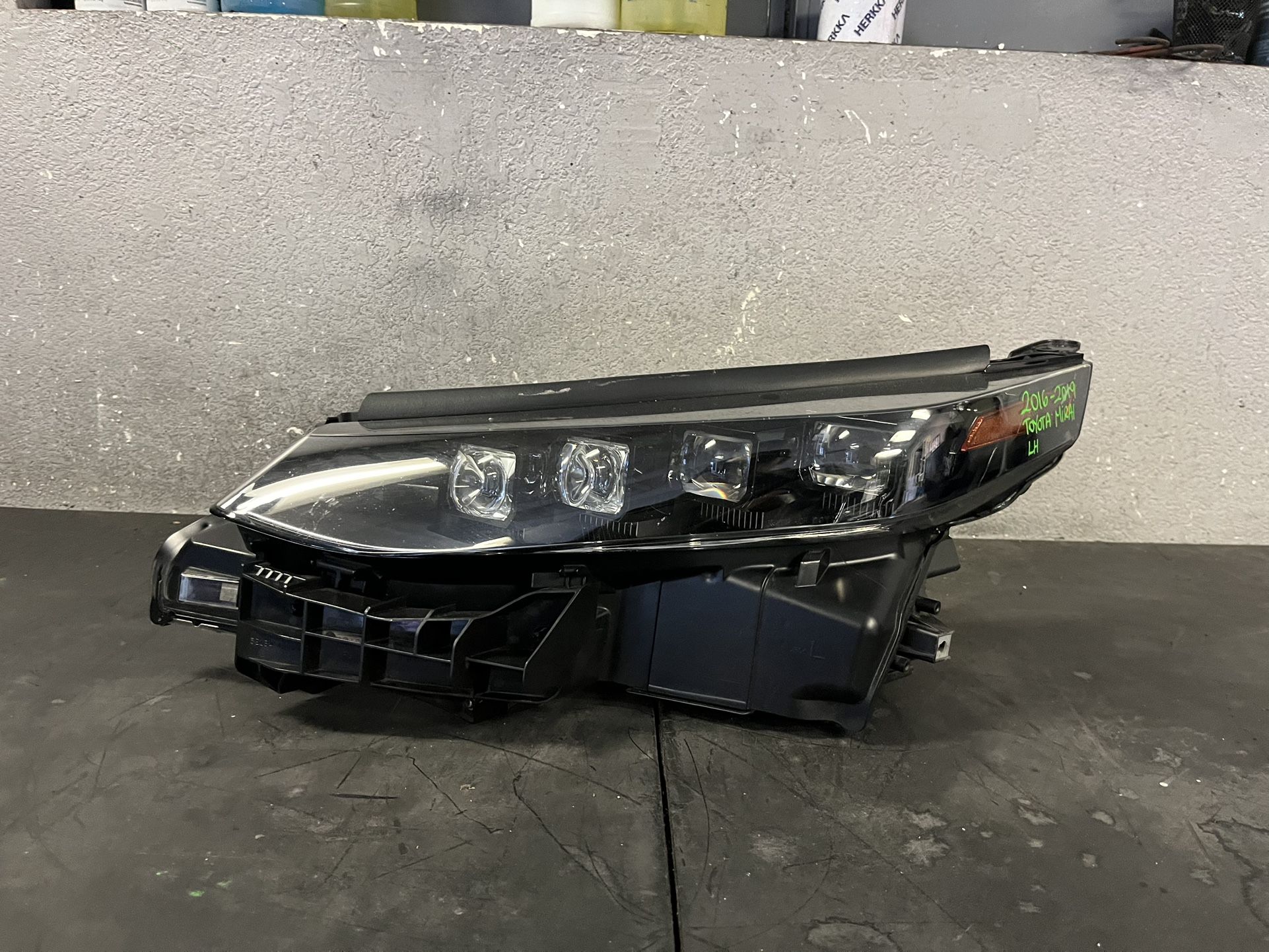 2016-2017-2018-2019 TOYOTA MIRAI LEFT HEADLIGHT OEM USED