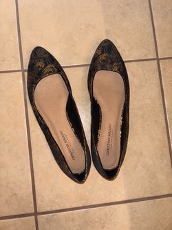 4 pairs of women’s shoes: 2 flats 2 sneakers