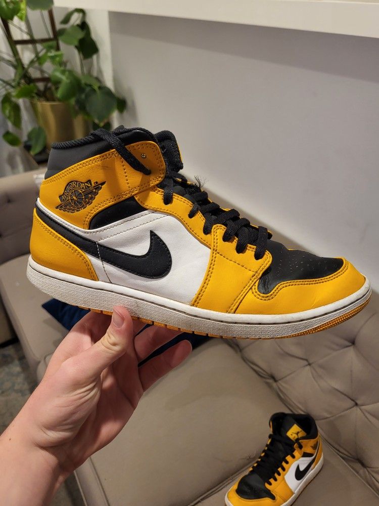 Jordan 1 mid yellow Size 10.5- brand new Insole